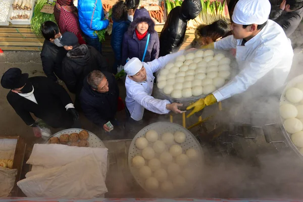 Trabalhadores Chineses Levantam Pães Cozidos Vapor Navio Vapor Metros Altura — Fotografia de Stock