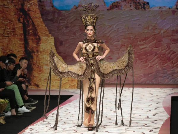 Model Wyświetla Nowe Stworzenie Pokaz Mody Taoloulan Chinach Moda Tydzień — Zdjęcie stockowe