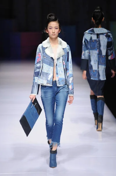 モデルは 中国ファッション週秋 2016 年までに北京 2016 日の間に Nim 陳温のファッションショーで新しい創造を表示します — ストック写真
