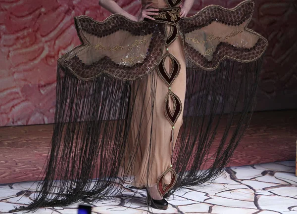 Modell Visar Skapelse Modevisning Taoloulan Den Kina Fashion Week Höst — Stockfoto