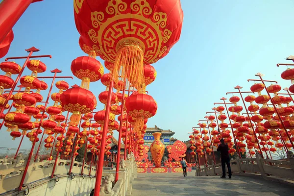 2月1日 在中国中部河南省开封市汉源花园 中国游客在即将到来的中国农历新年挂起的红灯笼串旁拍照 也被称为春节 — 图库照片