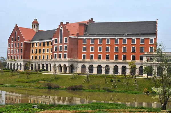 Utsikt Över Byggnader Europeisk Stil Stad Vid Mingyue Lake Vid — Stockfoto