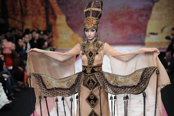モデルは 中国ファッション週秋 2016 年までに北京 2016 日の間に Taoloulan のファッションショーで新しい創造を表示します — ストック写真