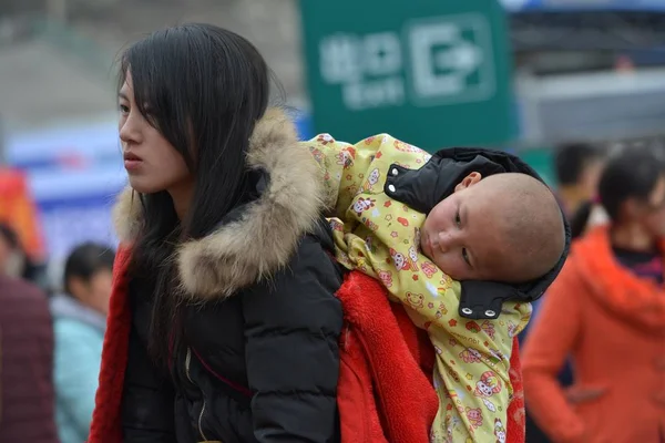 Китаянка Несущая Сына Изображена Железнодорожном Вокзале Гуйян Другие Пассажиры Возвращаются — стоковое фото