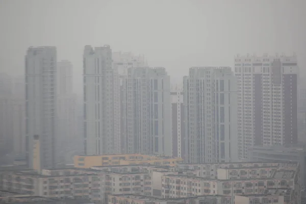 2016年3月28日 中国东北黑龙江省哈尔滨市发生严重沙尘暴 隐约出现高层建筑 — 图库照片