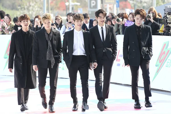 Члены Южнокорейской Мужской Группы Shinee Прибыли Церемонию Вручения Премии Oriental — стоковое фото