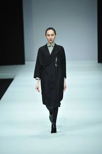 Modell Visar Skapelse Hoo Shangshou Modevisning Den Kina Fashion Week — Stockfoto