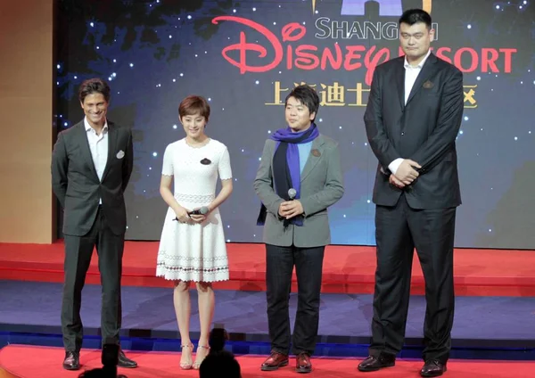 Esquerda Philippe Gás Gerente Geral Shanghai Disney Resort Atriz Chinesa — Fotografia de Stock