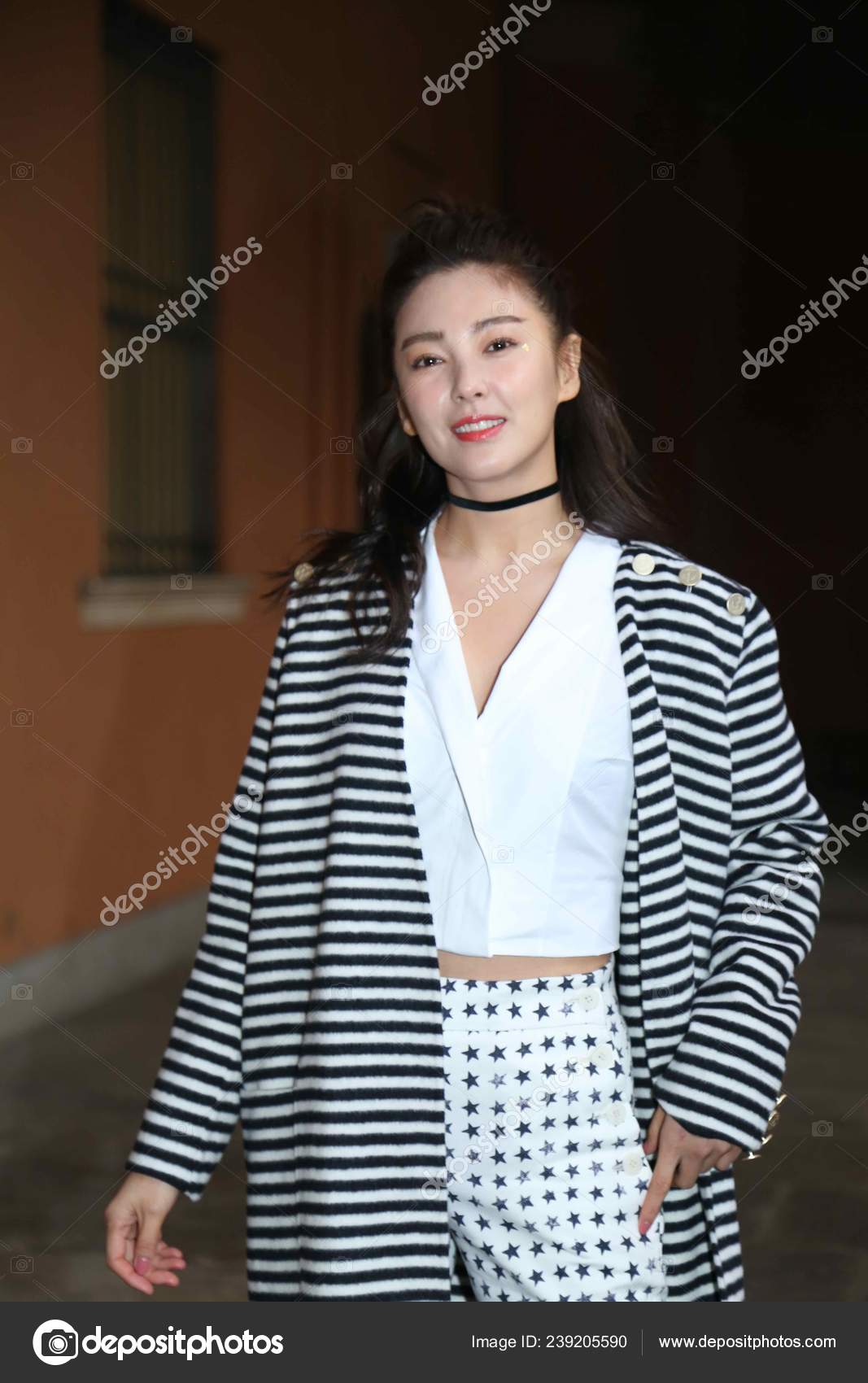Китайская Актриса Чжан Юци Приняла Участие Показе Мод Max Mara.