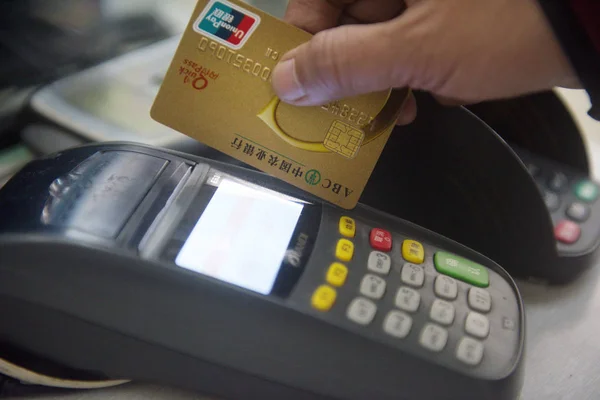 Chinese Cashier Swipes Bank Card Agricultural Bank China Abc Supported — Stock Photo, Image