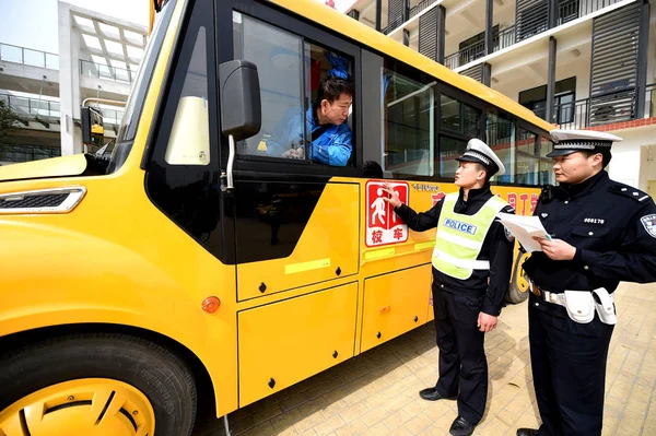 Oficiales Policía Chinos Hablan Con Conductor Mientras Revisan Los Autobuses — Foto de Stock