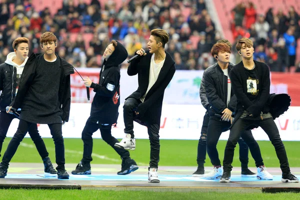 Membros Grupo Masculino Sul Coreano Ikon Apresentam Partida Futebol Amigável — Fotografia de Stock