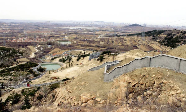Lång Omslutande Vägg Byggt Sidan Ett Berg Östra Kinas Shandong — Stockfoto