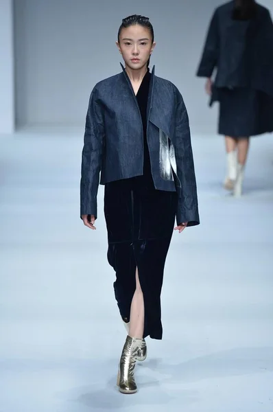 モデルは 中国ファッション週秋 2016 年までに北京 2016 日の間に Zhaoqianyan のファッションショーで新しい創造を表示します — ストック写真