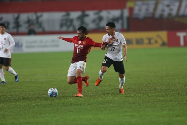 Ricardo Goulart Van China Guangzhou Evergrande Links Daagt Yuki Abe — Stockfoto