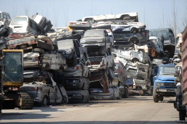 Los Vehículos Desguazados Amontonan Centro Reciclaje Desmontaje Automóviles Ciudad Jinan — Foto de Stock