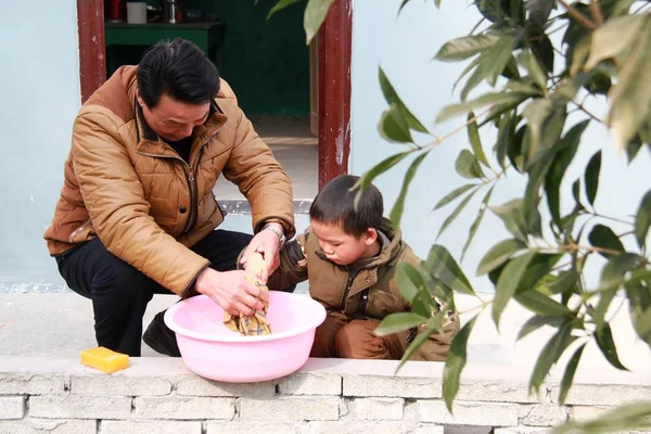 Kínai Tanár Liu Zhaoming Gondoskodik Egyetlen Diák Jiankang Taohuagou Oktatási — Stock Fotó