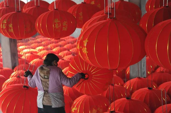 Uma Trabalhadora Chinesa Exibe Lanternas Vermelhas Para Próximo Ano Novo — Fotografia de Stock