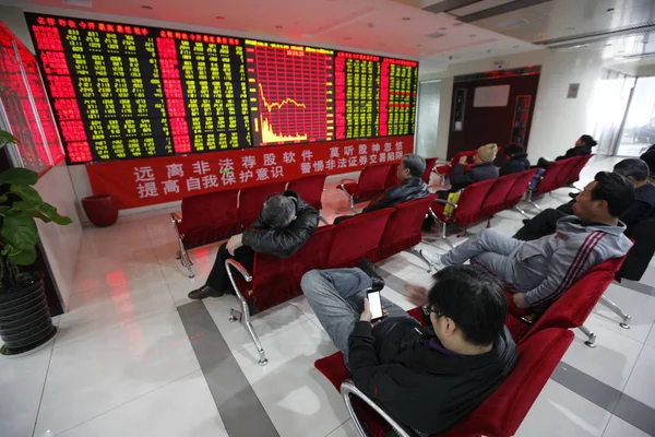 Китайские Инвесторы Смотрят Цены Акций Зеленые Падение Цен Биржевом Брокерском — стоковое фото