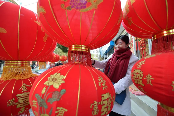 Местный Китайский Житель Покупает Красные Фонари Празднования Предстоящего Китайского Лунного — стоковое фото
