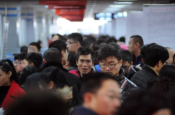 Kínai Álláskeresők Tömeg Állásbörze Taiyuan Város Észak Kínai Shanxi Tartomány — Stock Fotó