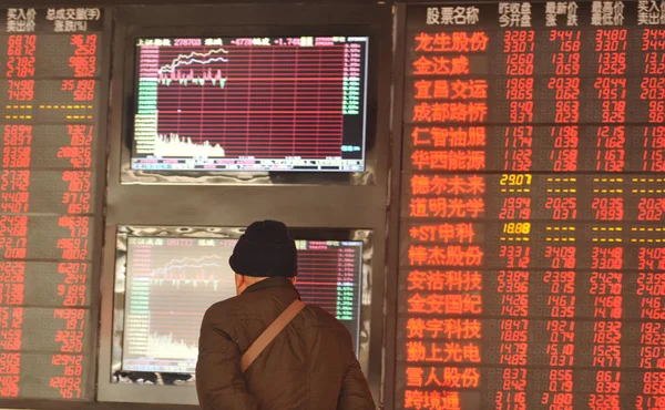 2016年2月4日 中国东部安徽省阜阳市一家股票经纪公司的股票指数和股价 价格上涨为红色 — 图库照片