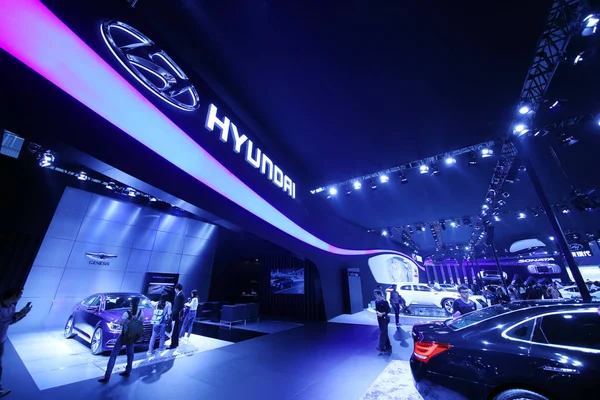 Bezoekers Kijken Hyundai Auto Tentoongesteld Tijdens 12E China Guangzhou Internationale — Stockfoto