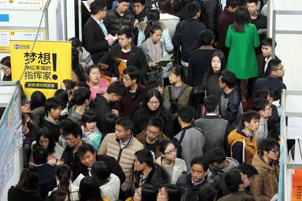 Chinese Job Seekers Look Employments Job Fair Wuhan City Central — Stock Photo, Image