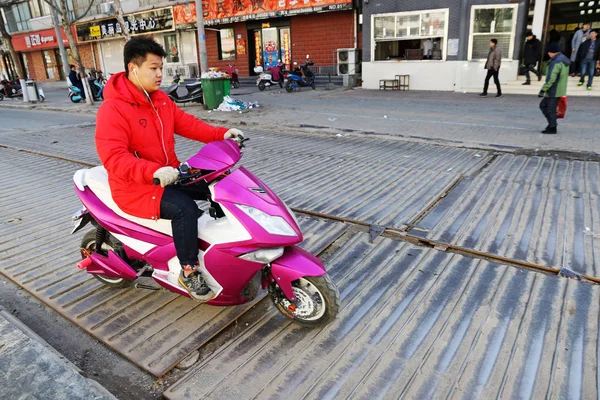 Ciclista Monta Placas Aço Com Vergalhões Uma Estrada Cidade Zhengzhou — Fotografia de Stock