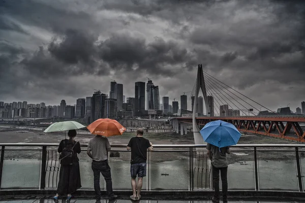 Les Visiteurs Regardent Pont Qiansimen Sous Pluie Chongqing Chine Mai — Photo