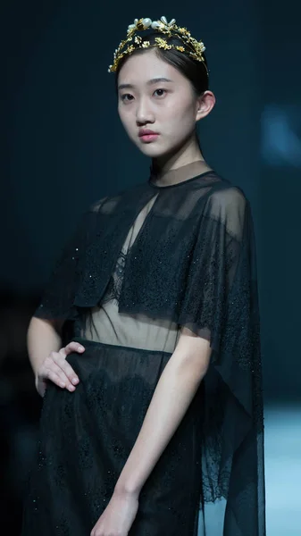 モデルは 中国ファッション週秋 2016 年までに北京 2016 日の間に 3Showroom リミックスのファッションショーで新しい創造を表示します — ストック写真
