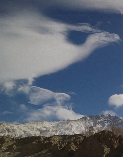 Uma Nuvem Forma Pássaro Mítico Vista Céu Sobre Kongur Tiube — Fotografia de Stock