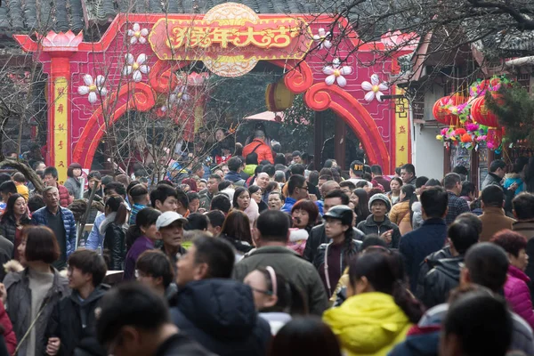 Turisti Affollano Una Fiera Del Tempio Vicino Tempio Confucio Celebrare — Foto Stock