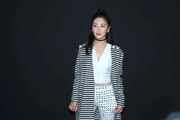 中国女演员张玉琪出席2016年2月25日在意大利米兰举行的米兰时装周 Max Mara 时装秀 — 图库照片