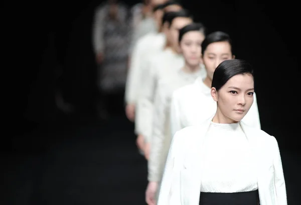 Modelli Mostrano Nuove Creazioni Alla Sfilata Outline Durante China Fashion — Foto Stock