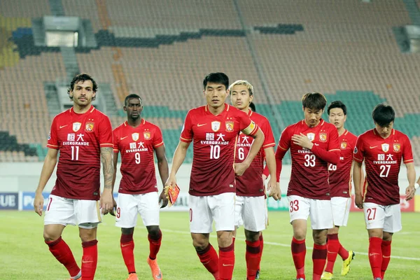 File Players China Guangzhou Evergrande Tiba Lapangan Sebelum Berkompetisi Melawan — Stok Foto