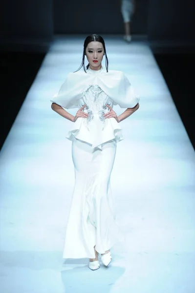 Model Displays New Creation Chinese Designer Hao Jia Wow Fashion — Stock Photo, Image