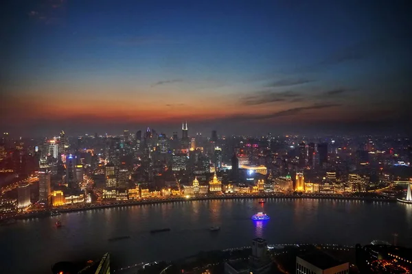 Utsikt Över Huangpu River Och Höghus Och Sky Skrapor Skymningen — Stockfoto