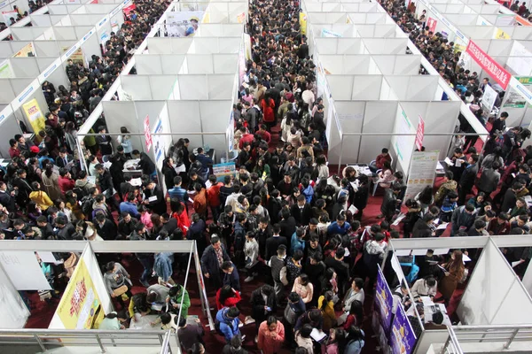 Chinese Werkzoekenden Zoek Naar Werkgelegenheid Een Job Fair Wuhan City — Stockfoto