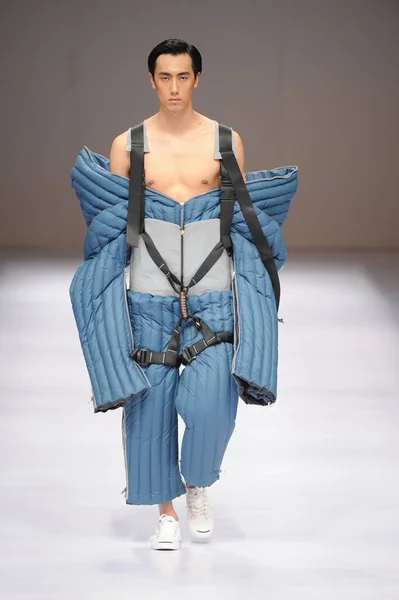Sebuah Model Menampilkan Kreasi Baru Dari Beijing Institute Fashion Technology — Stok Foto