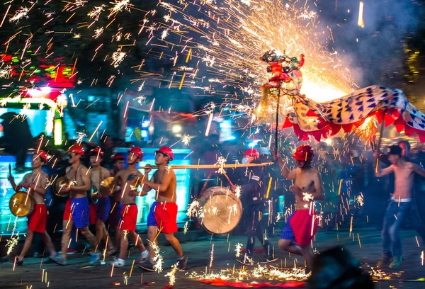 Gli Animatori Cinesi Eseguono Una Danza Del Drago Scintille Fuochi — Foto Stock