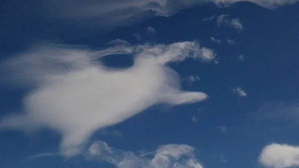 2016年2月17日 在中国西北新疆维吾尔自治区阿克托县孔古尔铁贝上空 在孔古尔铁贝上空可以看到一朵中国神话动物基林形状的云 — 图库照片