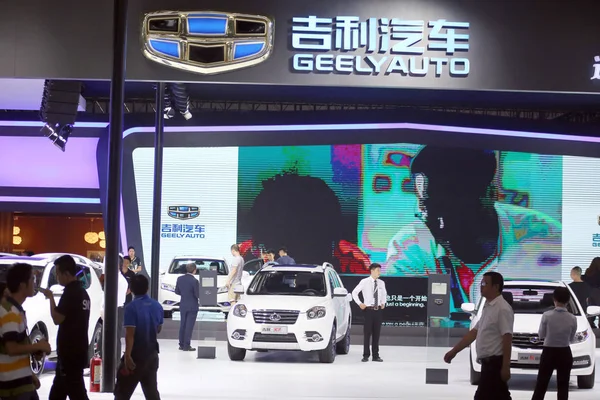 Látogatók Nézz Terepjárók Szedánok Geely Automatikus Kijelző Alatt Kína Guangzhou — Stock Fotó