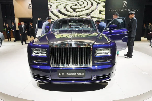 Visitantes Olham Experimentam Fantasma Rolls Royce Exibição Durante Xvi Exposição — Fotografia de Stock