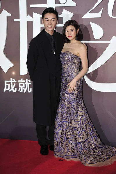 台湾の女優ミシェル チェン 右と中国の俳優の彼氏の陳暁に到着レッド カーペット 2015 Weibo 授賞式 中国での 2016 — ストック写真
