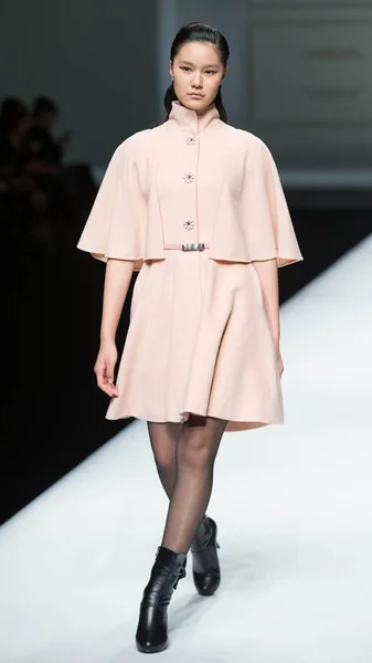 Sebuah Model Menampilkan Penciptaan Baru Fashion Show Pan Yiliang Pink — Stok Foto