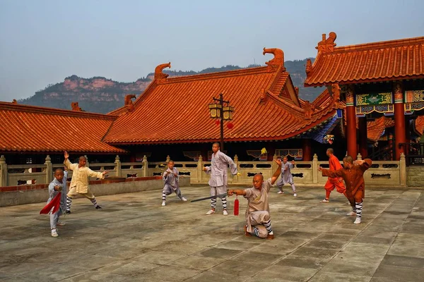 Chinese Monks Practise Kungfu Martial Arts Western Shaolin Temple Baihe — Stock Photo, Image