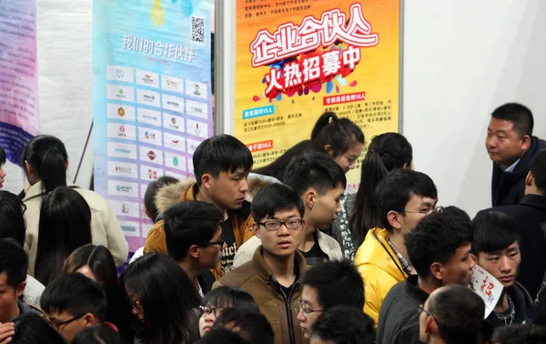 Chinesische Arbeitssuchende Suchen Auf Einer Jobmesse Der Stadt Wuhan Der — Stockfoto