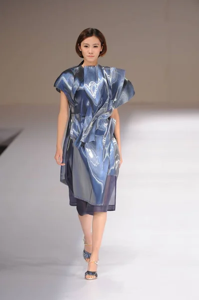 Ein Model Zeigt Eine Neue Kreation Des Beijing Institute Fashion — Stockfoto