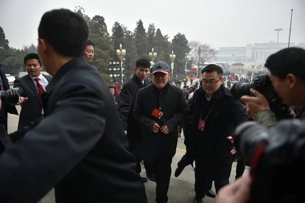 中国喜剧演员赵本山 抵达人民大会堂出席中国人民政治协商会议第十二届全国委员会第四届会议开幕式时 周围都是记者 — 图库照片